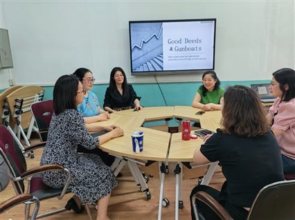 会议室里的人们&#xA;&#xA;描述已自动生成